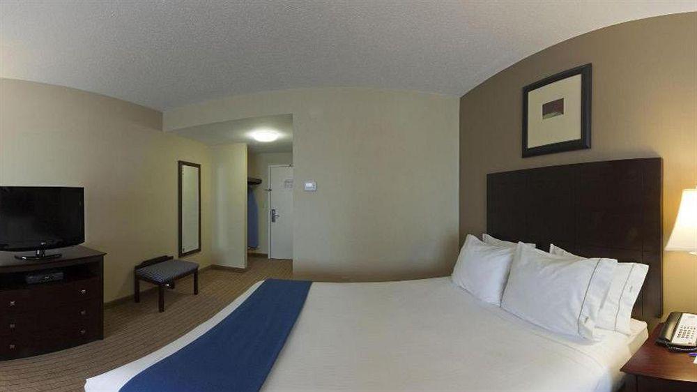 Holiday Inn Express & Suites Malone By Ihg Exteriör bild
