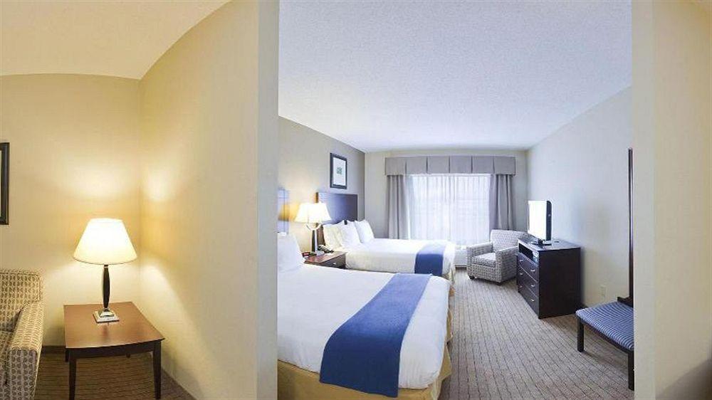 Holiday Inn Express & Suites Malone By Ihg Exteriör bild