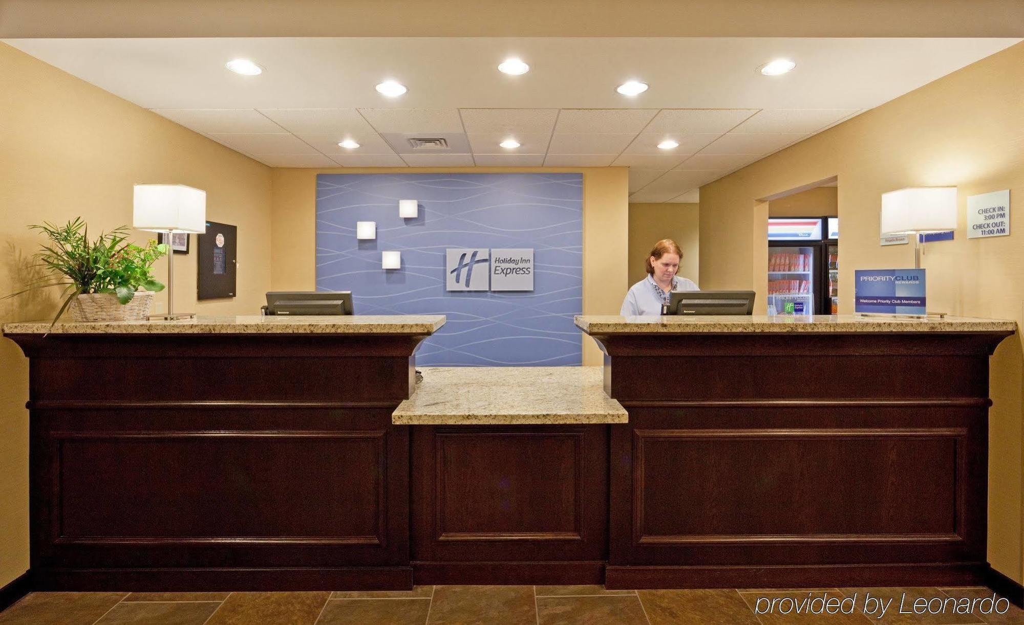 Holiday Inn Express & Suites Malone By Ihg Exteriör bild