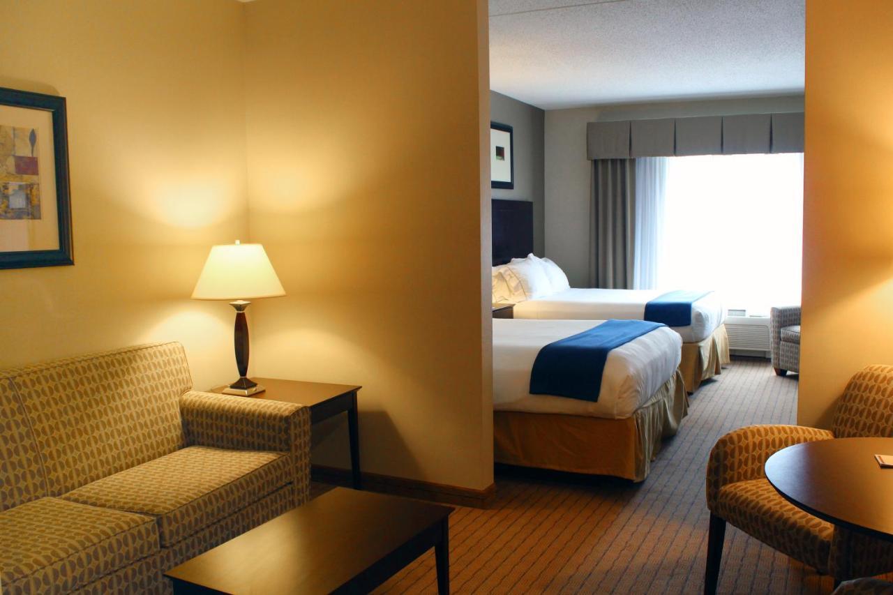 Holiday Inn Express & Suites Malone By Ihg Exteriör bild