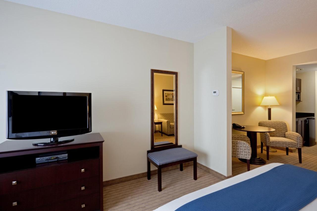 Holiday Inn Express & Suites Malone By Ihg Exteriör bild