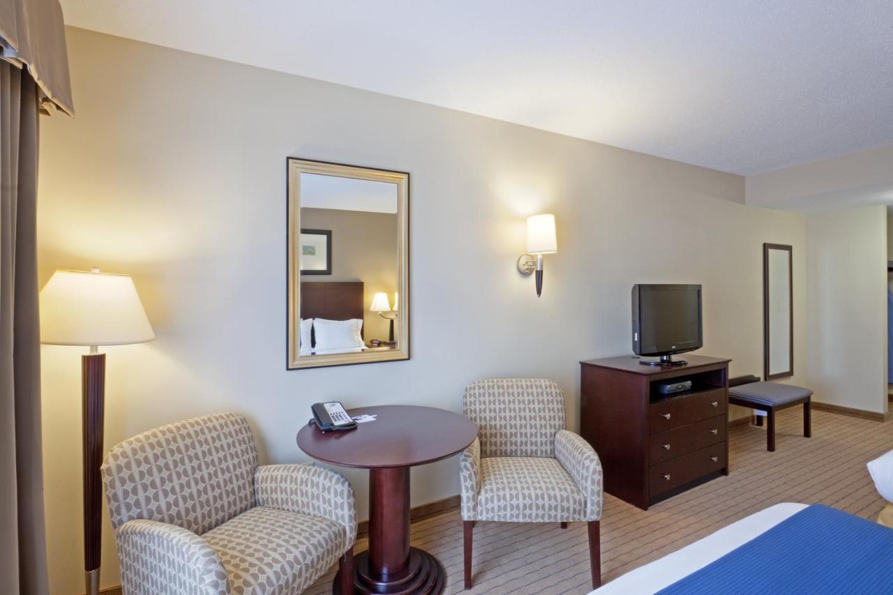Holiday Inn Express & Suites Malone By Ihg Exteriör bild