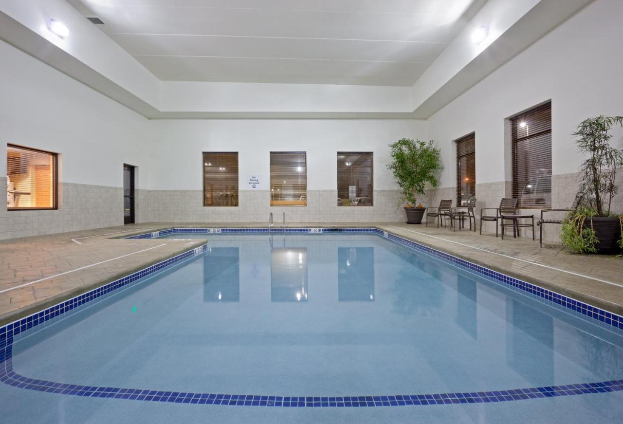 Holiday Inn Express & Suites Malone By Ihg Exteriör bild