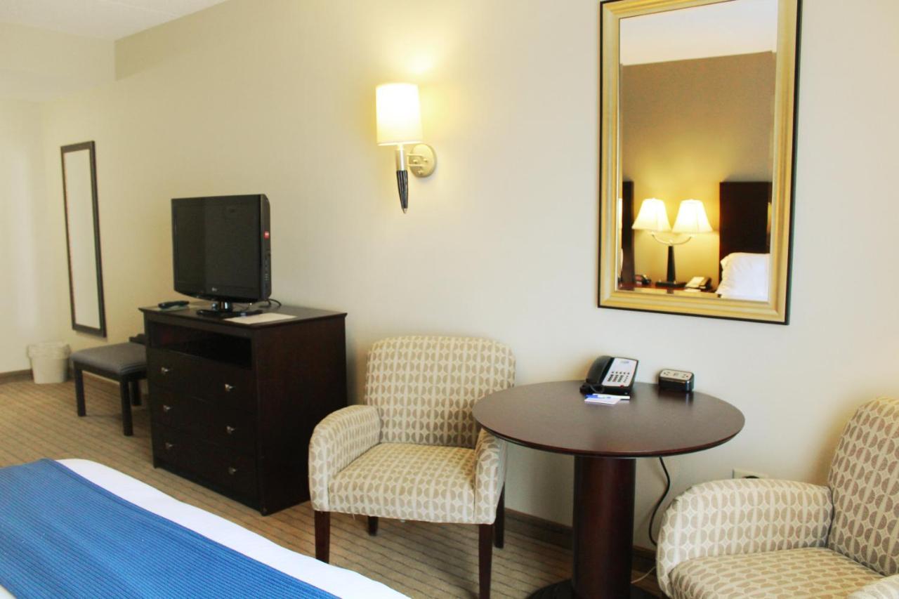 Holiday Inn Express & Suites Malone By Ihg Exteriör bild