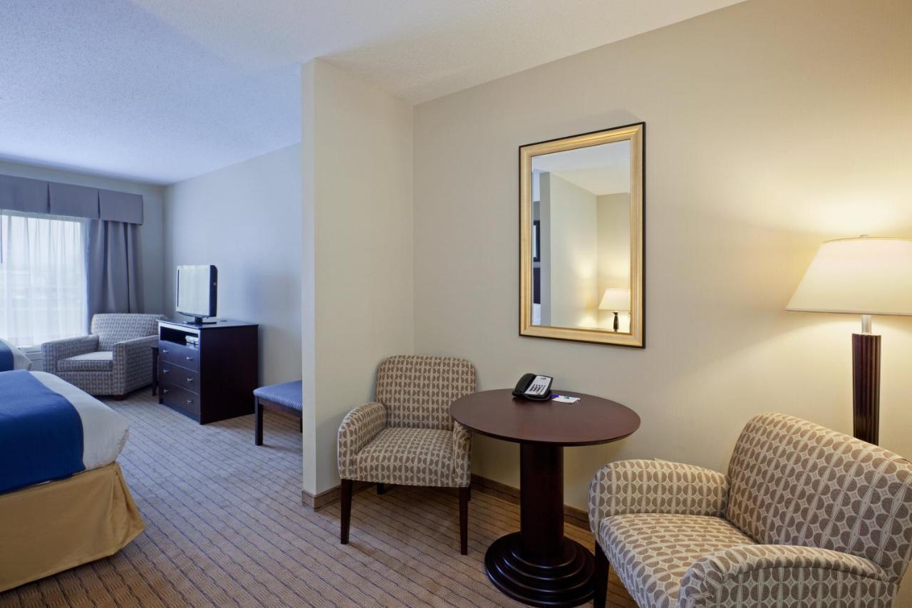 Holiday Inn Express & Suites Malone By Ihg Exteriör bild