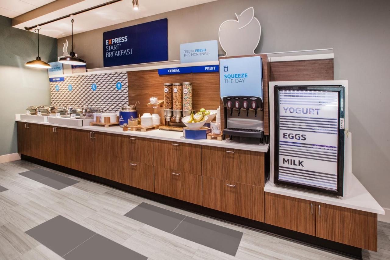 Holiday Inn Express & Suites Malone By Ihg Exteriör bild