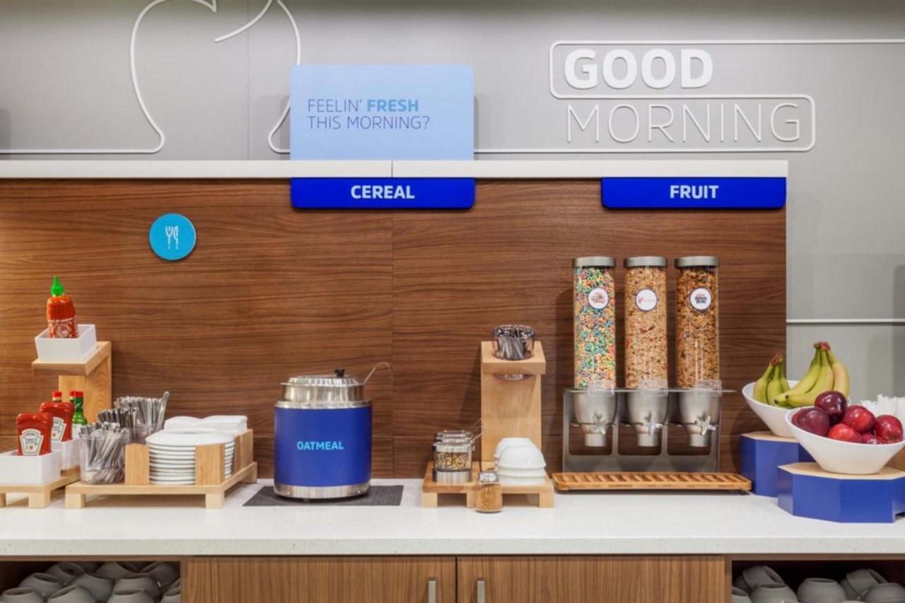 Holiday Inn Express & Suites Malone By Ihg Exteriör bild