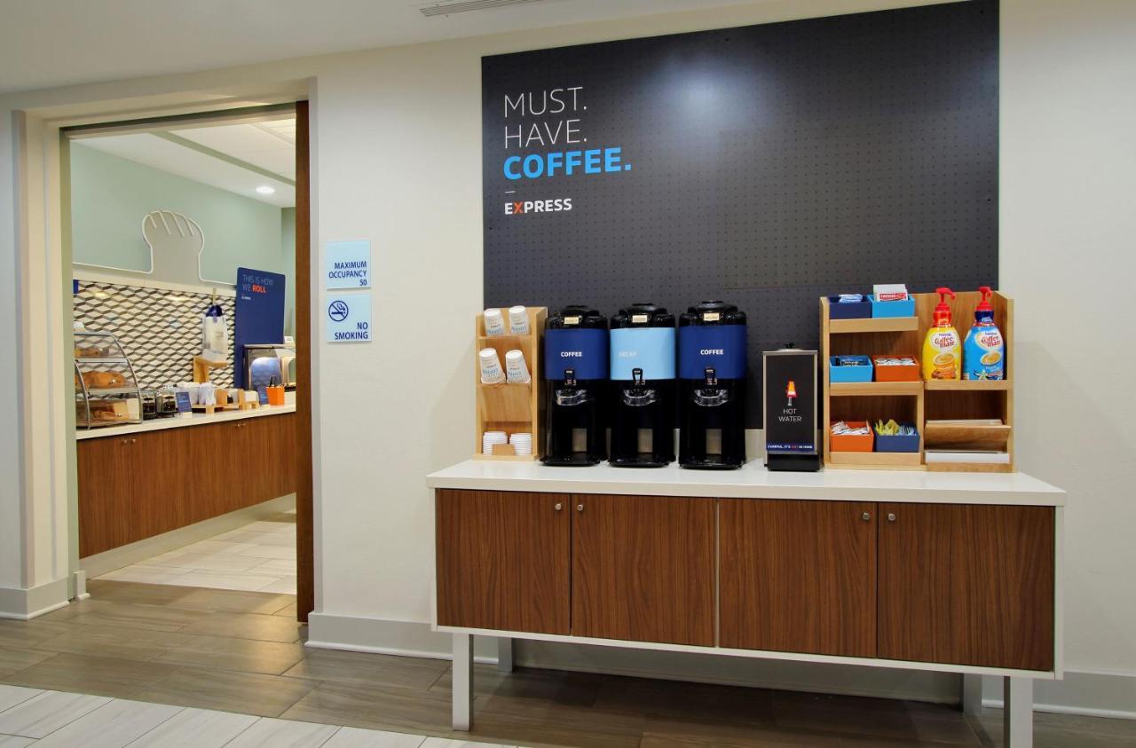 Holiday Inn Express & Suites Malone By Ihg Exteriör bild